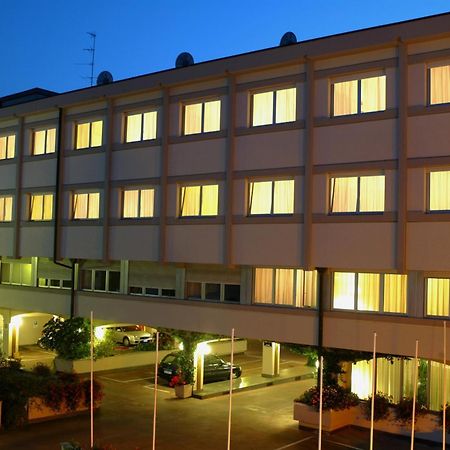 Augustus Hotel Biella Bagian luar foto