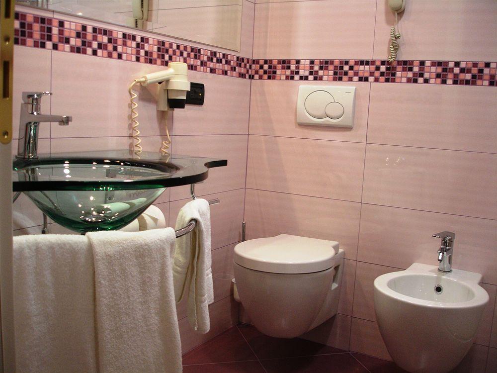 Augustus Hotel Biella Bagian luar foto