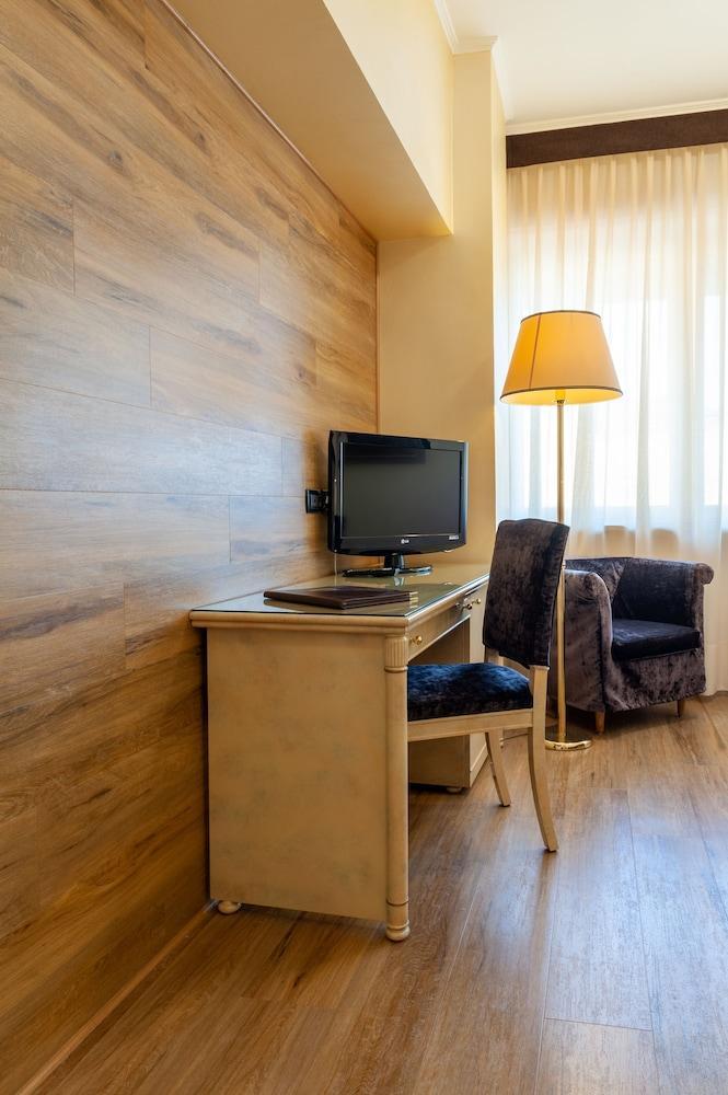 Augustus Hotel Biella Bagian luar foto