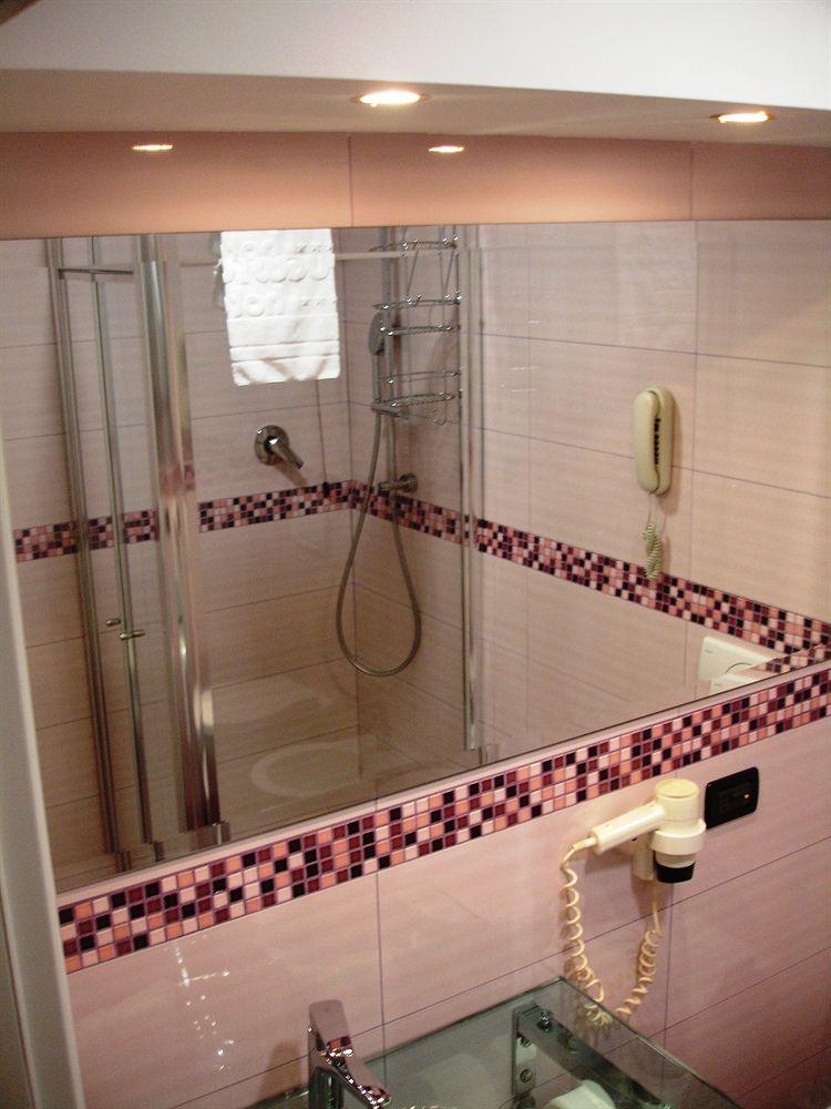 Augustus Hotel Biella Bagian luar foto