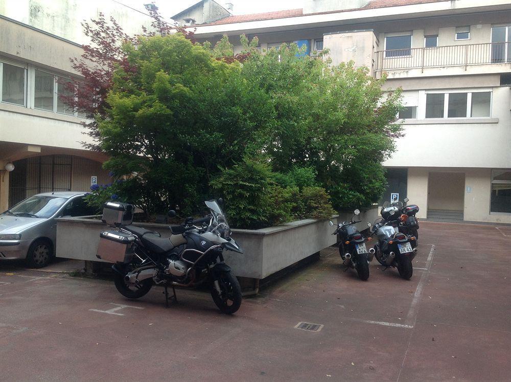 Augustus Hotel Biella Bagian luar foto