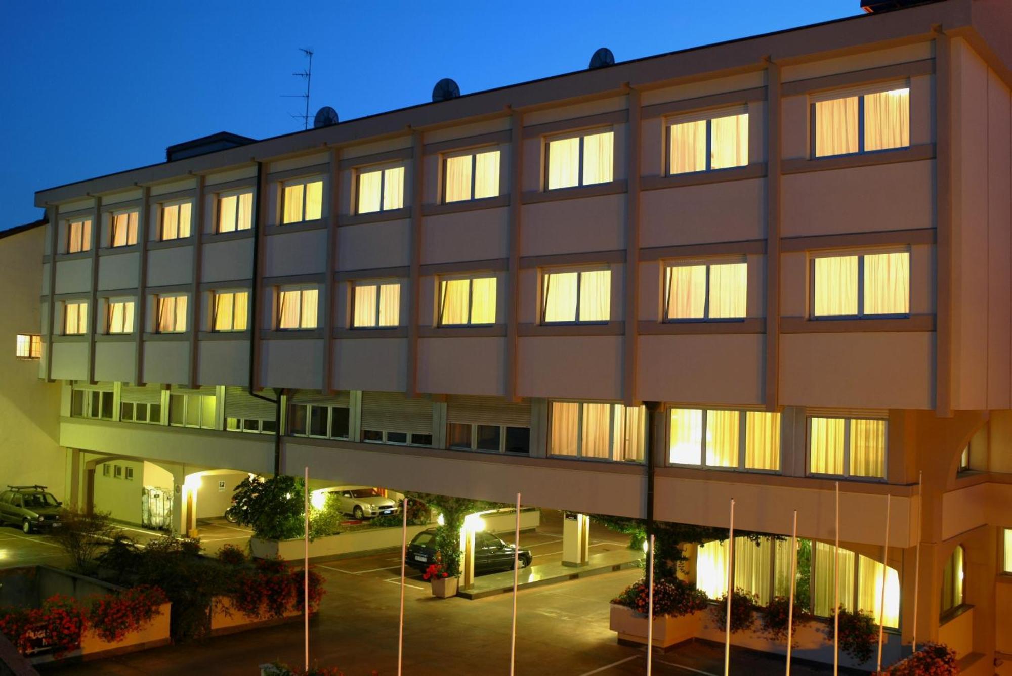 Augustus Hotel Biella Bagian luar foto