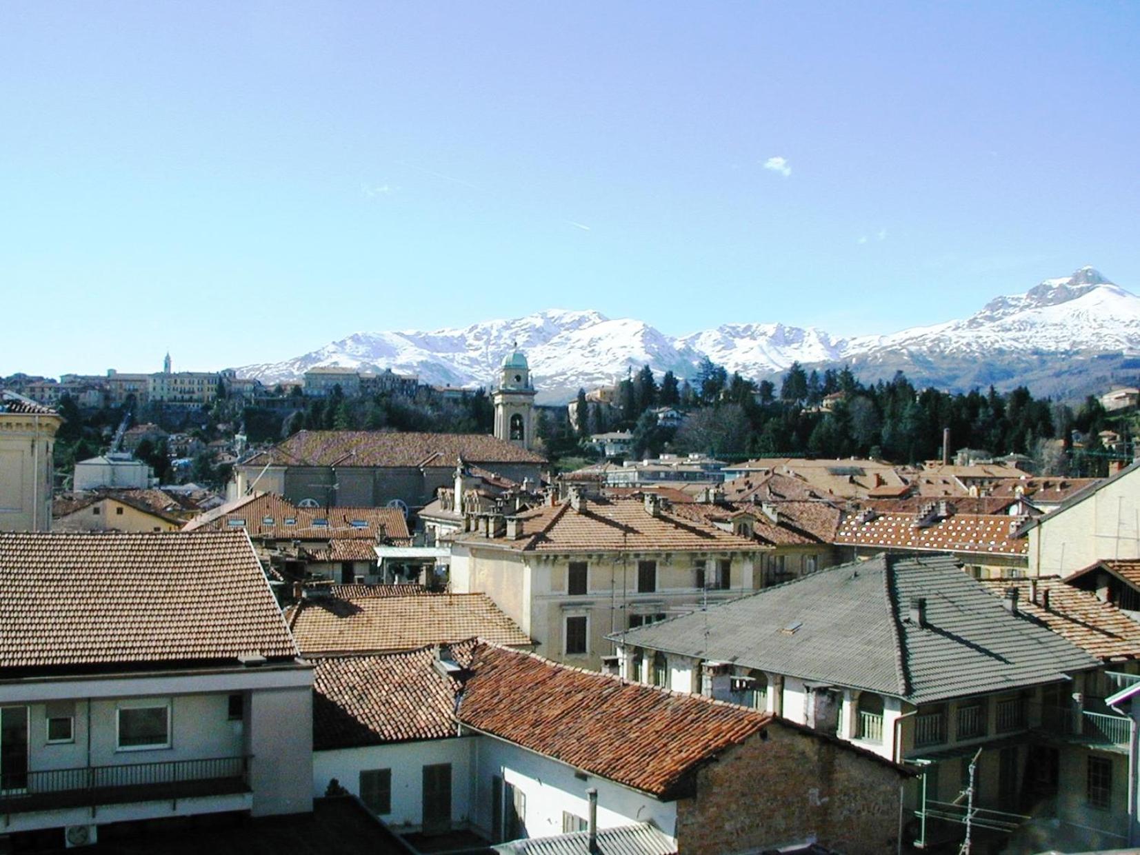 Augustus Hotel Biella Bagian luar foto