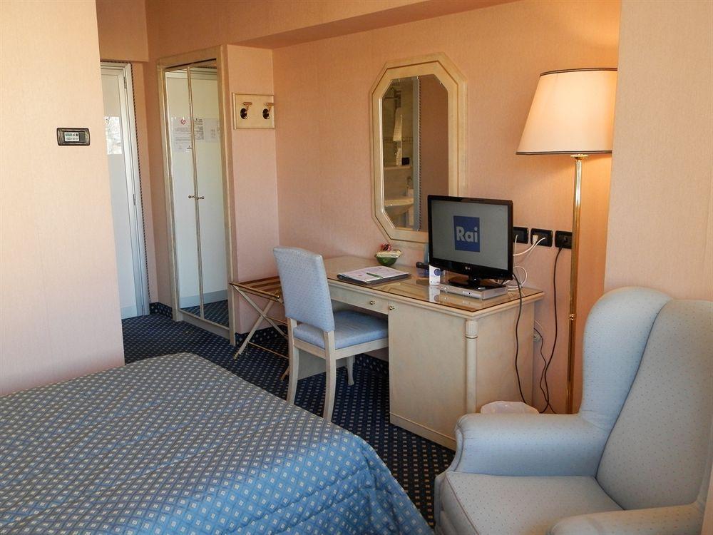 Augustus Hotel Biella Bagian luar foto