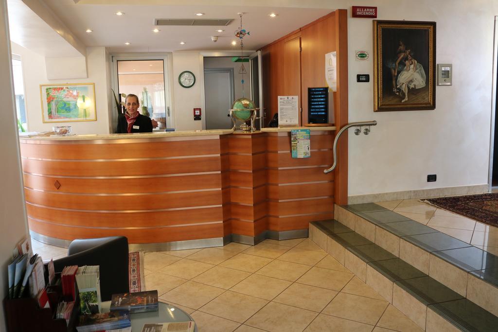 Augustus Hotel Biella Bagian luar foto