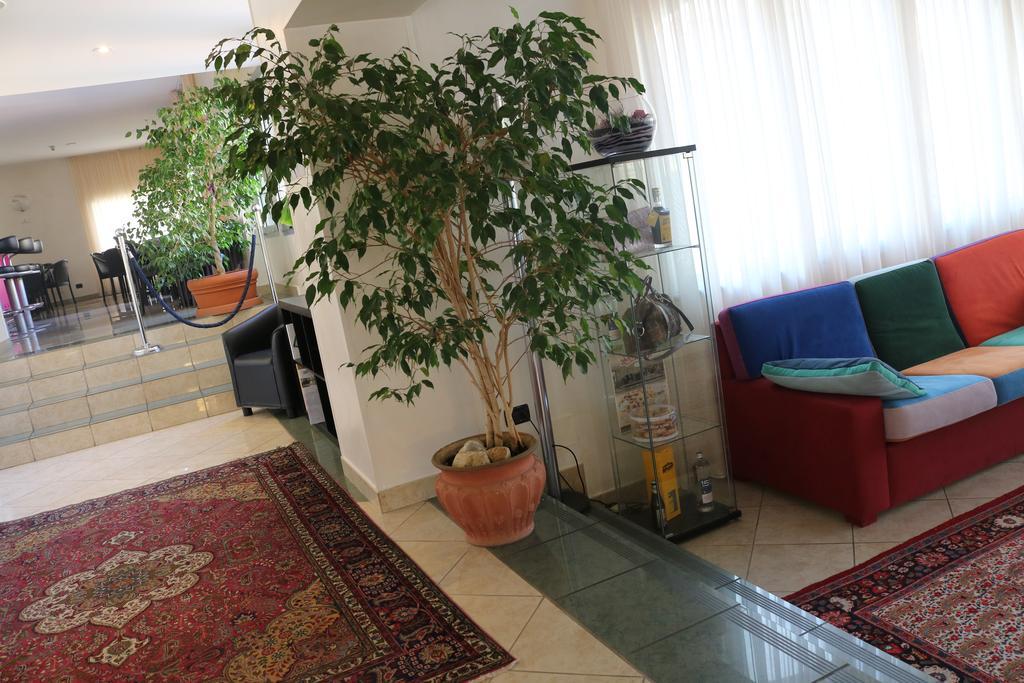 Augustus Hotel Biella Bagian luar foto