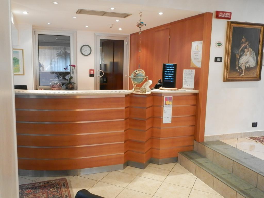 Augustus Hotel Biella Bagian luar foto