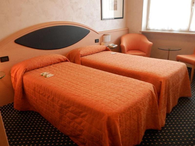 Augustus Hotel Biella Bagian luar foto
