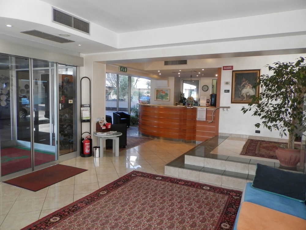 Augustus Hotel Biella Bagian luar foto