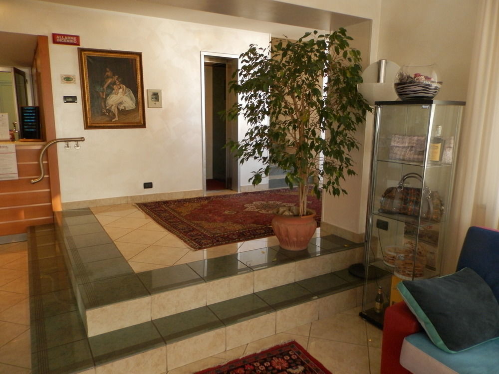 Augustus Hotel Biella Bagian luar foto