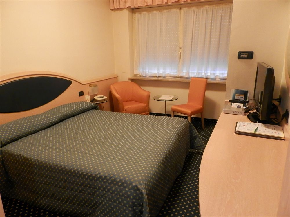 Augustus Hotel Biella Bagian luar foto