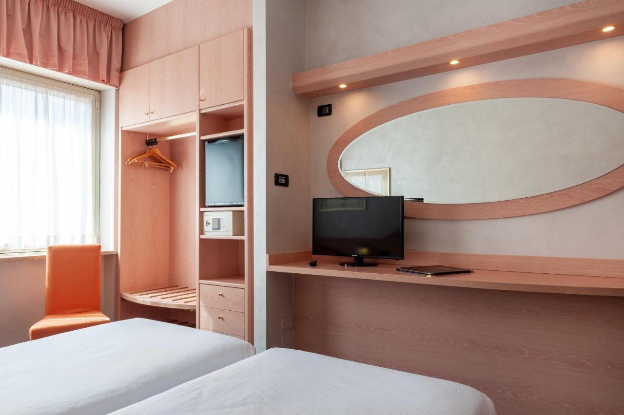 Augustus Hotel Biella Bagian luar foto