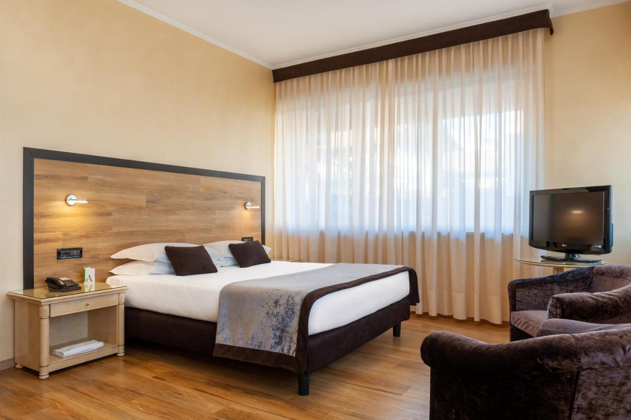 Augustus Hotel Biella Bagian luar foto
