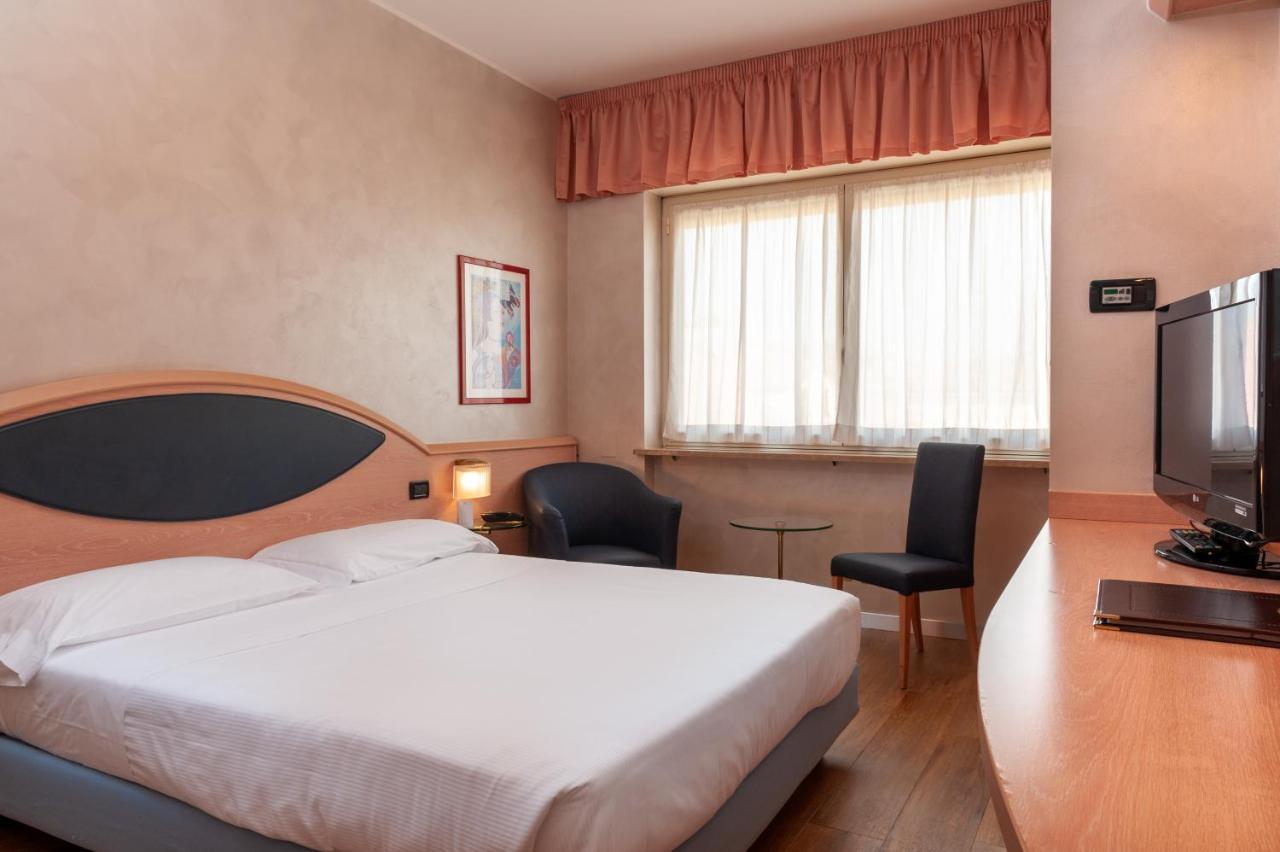 Augustus Hotel Biella Bagian luar foto