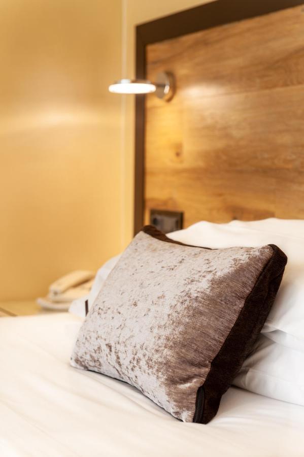 Augustus Hotel Biella Bagian luar foto