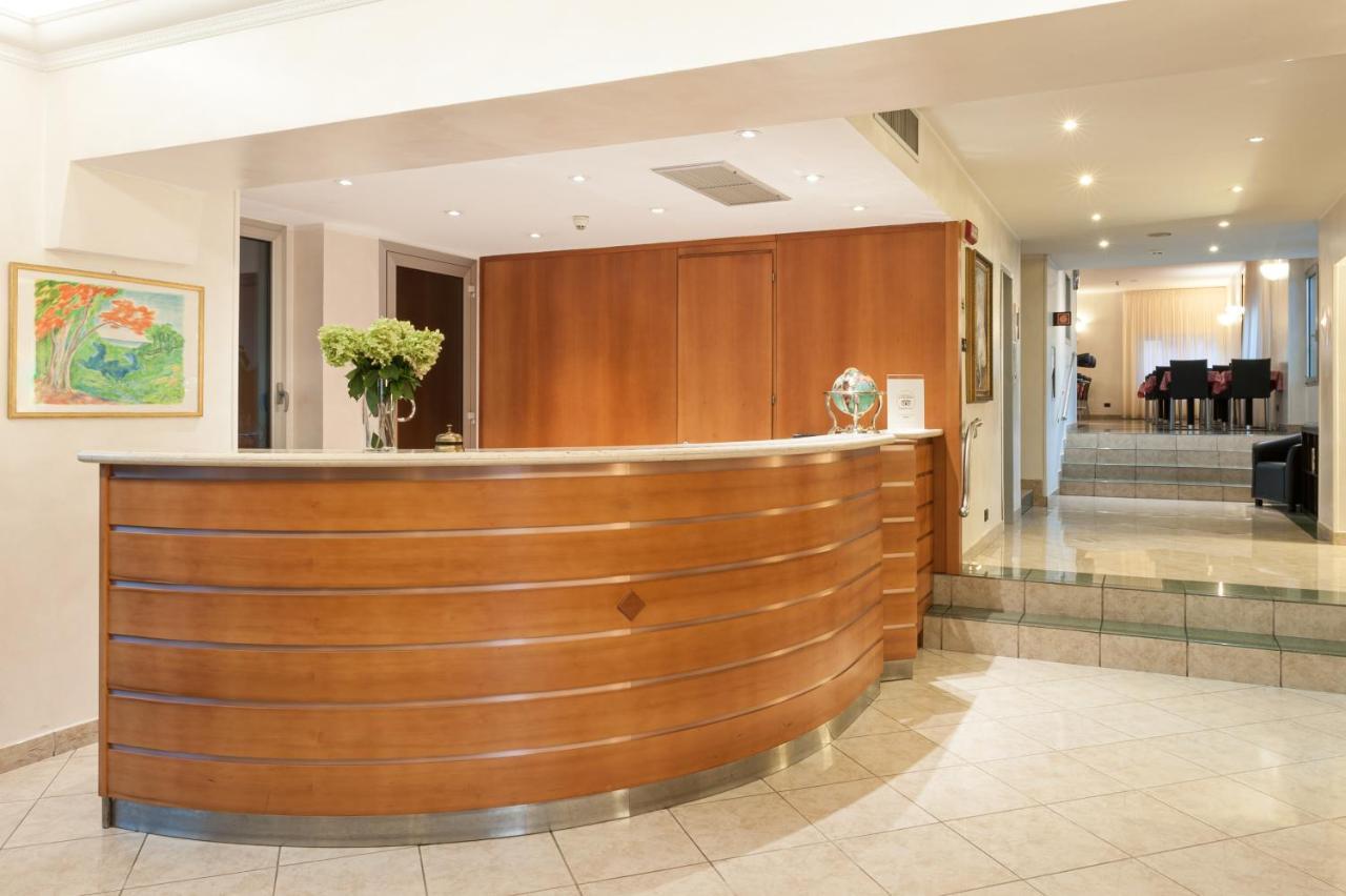 Augustus Hotel Biella Bagian luar foto