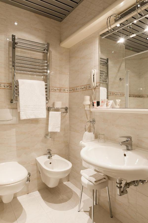 Augustus Hotel Biella Bagian luar foto