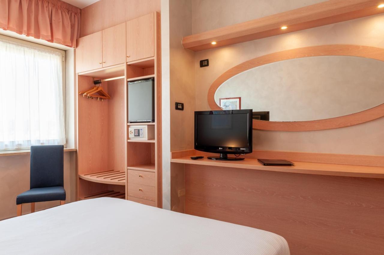 Augustus Hotel Biella Bagian luar foto